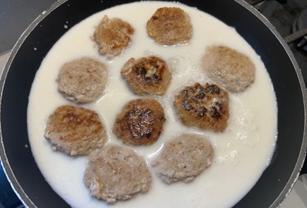 Фото шага рецепта Тефтели в сметанном соусе 190008 шаг 9  