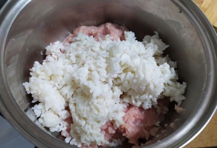 Фото шага рецепта Тефтели в томатном соусе с пряными травами 189745 шаг 1  