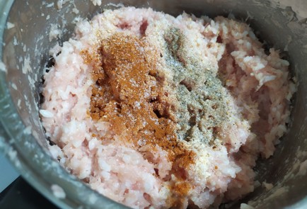 Фото шага рецепта Тефтели в томатном соусе с пряными травами 189745 шаг 3  