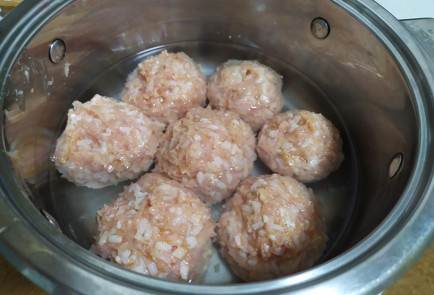 Фото шага рецепта Тефтели в томатном соусе с пряными травами 189745 шаг 4  