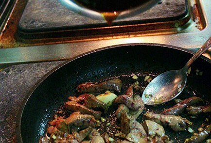 Фото шага рецепта Телячья печень с картофельным пюре 16428 шаг 4  