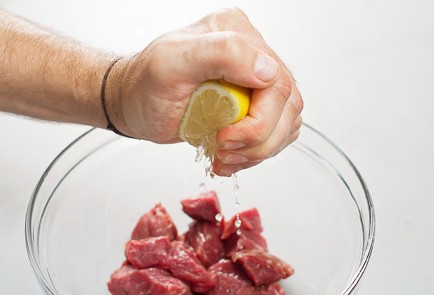 Фото шага рецепта Телятина с красным перцем и апельсинами в горшочке 30819 шаг 1  