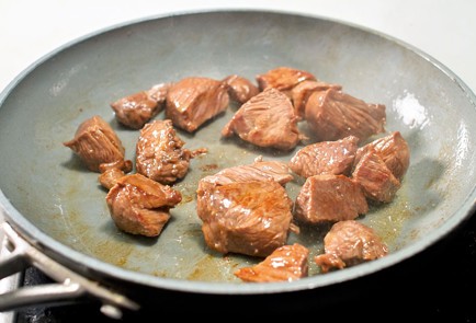 Фото шага рецепта Телятина с красным перцем и апельсинами в горшочке 30819 шаг 3  