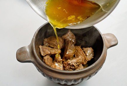 Фото шага рецепта Телятина с красным перцем и апельсинами в горшочке 30819 шаг 4  