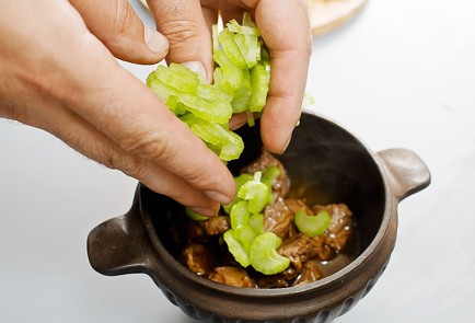 Фото шага рецепта Телятина с красным перцем и апельсинами в горшочке 30819 шаг 5  