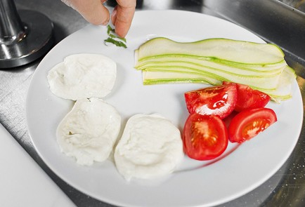 Фото шага рецепта Телятина с моцареллой 30395 шаг 2  