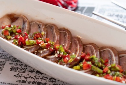 Фото шага рецепта Телячий язык в хрустящем свином ухе 138254 шаг 5  