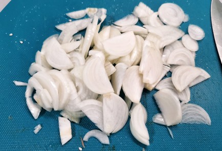 Фото шага рецепта Телячья печень со сметаной и овощами 140447 шаг 1  