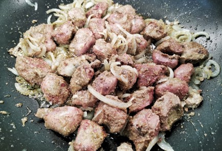 Фото шага рецепта Телячья печень со сметаной и овощами 140447 шаг 14  