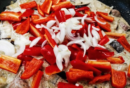 Фото шага рецепта Телячья печень со сметаной и овощами 140447 шаг 22  