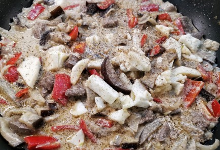 Фото шага рецепта Телячья печень со сметаной и овощами 140447 шаг 24  