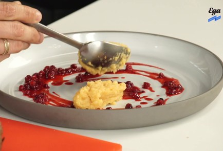 Фото шага рецепта Телячья вырезка с пюре из айвы и брусничным соусом 126296 шаг 10  