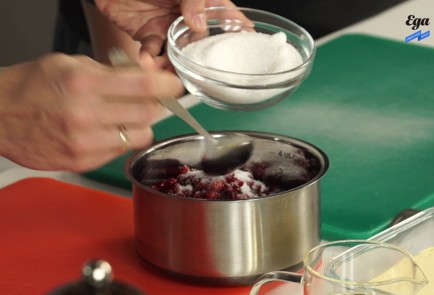 Фото шага рецепта Телячья вырезка с пюре из айвы и брусничным соусом 126296 шаг 2  