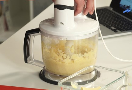 Фото шага рецепта Телячья вырезка с пюре из айвы и брусничным соусом 126296 шаг 4  