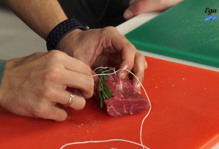 Фото шага рецепта Телячья вырезка с пюре из айвы и брусничным соусом 126296 шаг 5  