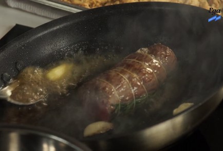 Фото шага рецепта Телячья вырезка с пюре из айвы и брусничным соусом 126296 шаг 6  