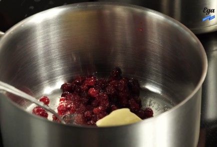 Фото шага рецепта Телячья вырезка с пюре из айвы и брусничным соусом 126296 шаг 8  