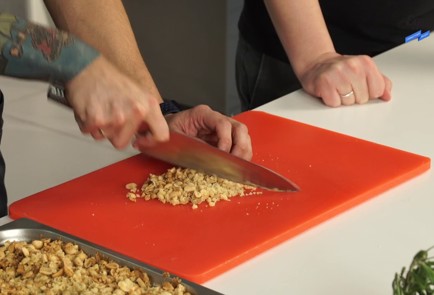 Фото шага рецепта Телячья вырезка с пюре из айвы и брусничным соусом 126296 шаг 9  