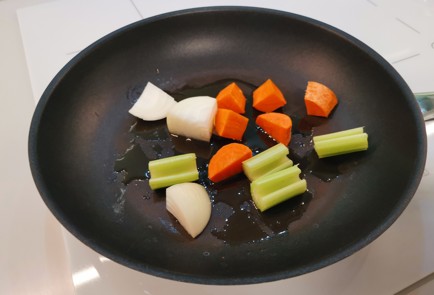 Фото шага рецепта Темный куриный суп 187363 шаг 3  