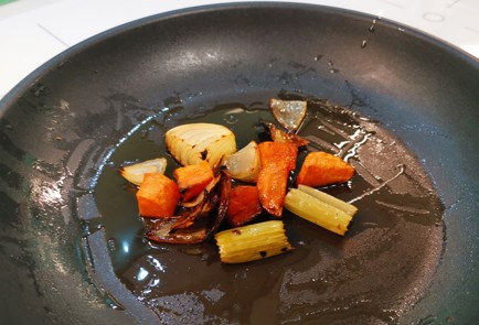 Фото шага рецепта Темный куриный суп 187363 шаг 4  