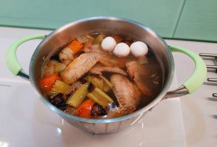 Фото шага рецепта Темный куриный суп 187363 шаг 5  