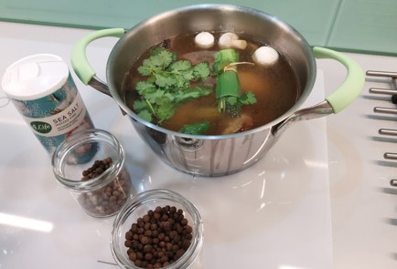 Фото шага рецепта Темный куриный суп 187363 шаг 6  