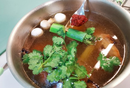 Фото шага рецепта Темный куриный суп 187363 шаг 7  