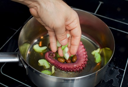 Фото шага рецепта Теплый салат с картофелем и осьминогом 30370 шаг 5  