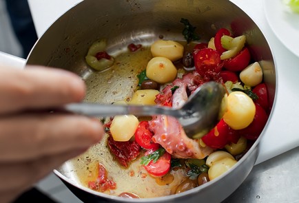 Фото шага рецепта Теплый салат с картофелем и осьминогом 30370 шаг 6  