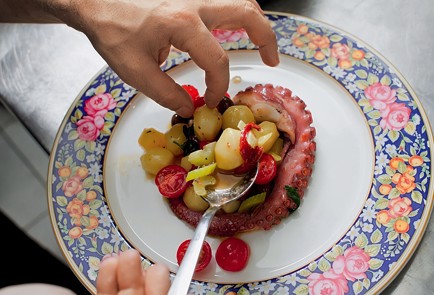 Фото шага рецепта Теплый салат с картофелем и осьминогом 30370 шаг 7  