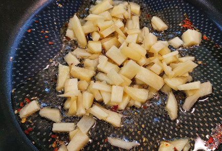 Фото шага рецепта Теплый имбирный салат из краснокочанной капусты 151566 шаг 6  