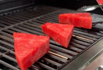 Фото шага рецепта Теплый салат из арбуза и брынзы на гриле 187020 шаг 3  
