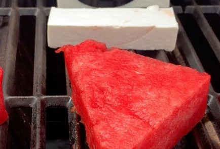 Фото шага рецепта Теплый салат из арбуза и брынзы на гриле 187020 шаг 4  