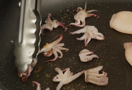 Фото шага рецепта Теплый салат из кальмаров с сыром 125462 шаг 3  