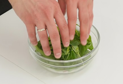 Фото шага рецепта Теплый салат из кальмаров с сыром 125462 шаг 4  