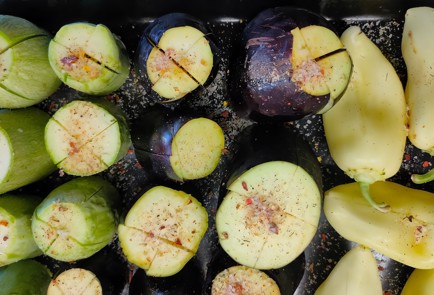 Фото шага рецепта Теплый салат из печеных и свежих овощей 174246 шаг 3  