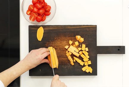 Фото шага рецепта Теплый салат с бататом и помидорами конфи 91365 шаг 1  