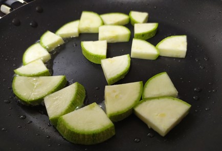 Фото шага рецепта Теплый салат с кабачками 189497 шаг 2  