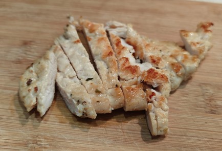 Фото шага рецепта Теплый салат с курицей 191351 шаг 10