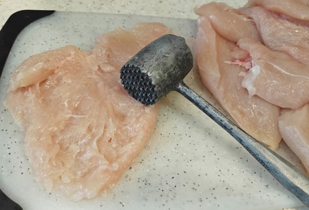 Фото шага рецепта Теплый салат с курицей 191351 шаг 2