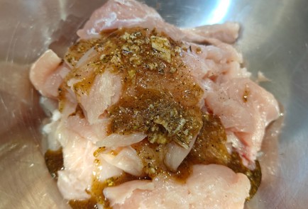 Фото шага рецепта Теплый салат с курицей 191351 шаг 7