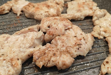 Фото шага рецепта Теплый салат с курицей 191351 шаг 8