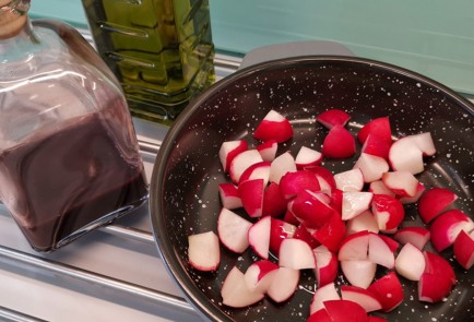 Фото шага рецепта Теплый салат с запеченным редисом 173420 шаг 2  