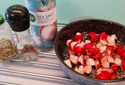 Фото шага рецепта Теплый салат с запеченным редисом 173420 шаг 3  