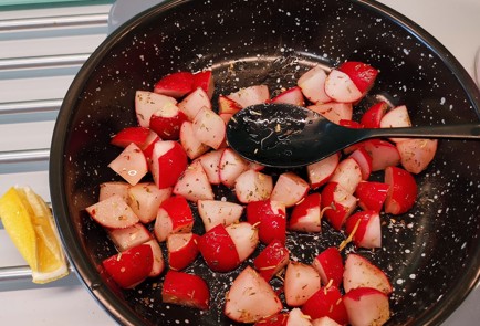 Фото шага рецепта Теплый салат с запеченным редисом 173420 шаг 4  