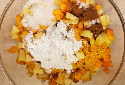 Фото шага рецепта Тертый пирог с фруктами 186975 шаг 5