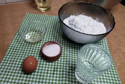 Фото шага рецепта Тесто для пельменей и вареников заварное 187934 шаг 1  