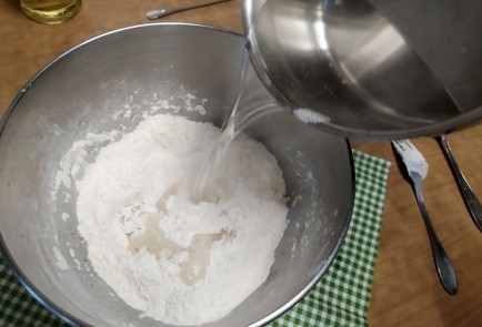 Фото шага рецепта Тесто для пельменей и вареников заварное 187934 шаг 6  