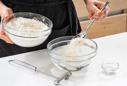 Фото шага рецепта Тесто для пиццы 175634 шаг 2  