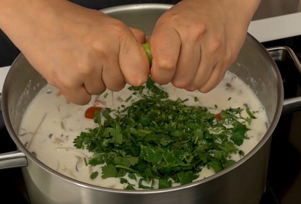 Фото шага рецепта Тайский куриный суп том кха гай 50328 шаг 10  